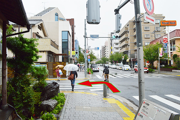 画像：新町２丁目の交差点を左折します。