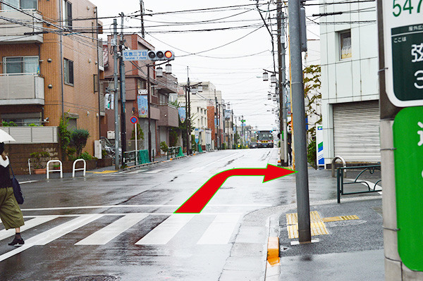 画像：弦巻３丁目の交差点を右折します。