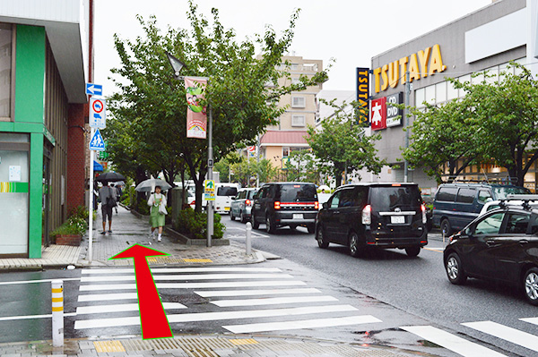 画像：北口を出たら真っ直ぐ進みます。